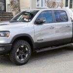 La Ram 1500 Rebel 2023 es una opción todoterreno que ofrece la combinación perfecta entre poder y confort. Equipado con un motor HEMI V8 de 5.7 litros, este modelo es capaz de remolcar y transportar una gran cantidad de equipo. Además, sus capacidades todoterreno son excepcionales, lo que la convierte en una opción ideal para recorrer caminos difíciles durante tus expediciones al aire libre.

En cuanto a comodidad, la Ram 1500 Rebel no decepciona. Su interior bien equipado con tecnología avanzada y materiales de alta calidad crea una experiencia agradable incluso en los viajes más largos. La suspensión neumática ajustable también mejora el confort de la marcha, ideal para terrenos irregulares.