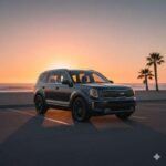 El Kia Telluride 2025 es un SUV que combina la eficiencia de espacio con un diseño elegante y moderno. Con 87 pies cúbicos de capacidad de carga, el Telluride tiene suficiente espacio para todo tu equipo de campamento, y su tercera fila de asientos es funcional incluso para adultos. Además, su motor V6 proporciona un buen balance entre potencia y eficiencia, mientras que el interior de lujo con pantallas masivas y asientos acolchonados hace que cada viaje sea un placer.

Este modelo se ha ganado varios premios gracias a su relación calidad-precio, comenzando alrededor de $36,000, y es una opción excelente para familias que buscan un SUV cómodo y con capacidad, sin la etiqueta de precio de los modelos de lujo.
