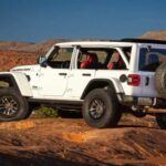 Precio promedio: $32,000
El Jeep Wrangler es un icono del mundo off-road, conocido por su capacidad para conquistar cualquier terreno. A pesar de su estilo distintivo y su consumo de combustible relativamente alto, el Wrangler ha mantenido una base de seguidores leales a lo largo de los años. Gracias a su diseño atemporal y su inquebrantable fiabilidad, el Wrangler conserva hasta un 60% de su valor original después de cinco años.

Este SUV es la elección perfecta para quienes buscan un vehículo que no solo ofrezca resistencia, sino que también tenga un alto valor de reventa debido a su demanda constante. Los entusiastas de los todoterrenos y aquellos que valoran su capacidad para aventuras seguirán estando dispuestos a pagar por un Wrangler bien cuidado.