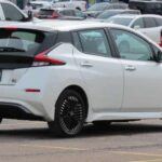 Aunque el Nissan Leaf fue una de las primeras revoluciones en el mercado de autos eléctricos asequibles, el modelo SV Plus ha quedado atrás en 2025. Aunque su tamaño ha aumentado para ofrecer más espacio, su sistema de carga CHAdeMO ha quedado desactualizado, ya que este estándar no es tan común como lo fue en su momento. Nissan está trabajando en una nueva versión del Leaf para 2026 o 2027, por lo que comprar una versión reciente podría ser una mala decisión si buscas un vehículo eléctrico competitivo en la actualidad.