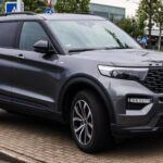 El Ford Explorer Híbrido combina un motor híbrido de 3.3 litros que produce 318 caballos de fuerza, ofreciendo potencia y eficiencia. Este SUV es ideal para familias activas que necesitan un vehículo robusto para aventuras todoterreno, con un consumo de hasta 27 mpg combinado.

El Explorer híbrido ofrece siete plazas cómodas y un maletero espacioso, lo que lo convierte en una opción versátil para viajes largos. Además, viene con tecnología de seguridad avanzada, como Ford Co-Pilot360, que proporciona una experiencia de conducción segura y confiable. Con su equilibrada combinación de rendimiento, espacio y eficiencia, el Explorer Hybrid es perfecto para familias dinámicas.