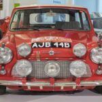 El Mini Cooper S de los años 2016 a 2018 es una opción ideal para quienes buscan diversión y estilo. Con su motor turboalimentado de 2.0 litros, este pequeño coche tiene un rendimiento sorprendente para su tamaño, entregando unos 189 caballos de fuerza. Su manejo preciso y su dirección asistida rápida lo hacen muy divertido en cada curva. La sensación de kart que proporciona el Mini Cooper S es inconfundible: pequeño, ligero y ágil. Todo esto, acompañado de un diseño único que llama la atención en la carretera, lo convierte en una opción ideal para quienes buscan emociones al volante a un precio razonable.