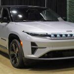 El Jeep Wagoneer es un SUV de gran tamaño que sorprende con su economía de combustible. Gracias al motor inline-six de nueva generación, el Wagoneer logra una sorprendente rendimiento de 20 mpg en su versión con tracción trasera (RWD), mientras que en el modelo con tracción en las cuatro ruedas (AWD), alcanza 19 mpg. Si bien la eficiencia podría no ser tan alta como otros modelos en la lista, el tamaño masivo del vehículo y el potente motor hacen que este rendimiento sea un logro destacado en términos de ingeniería.