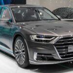El Audi A8 2023 destaca por su elegancia atemporal y un interior que transmite serenidad y confort. Con un habitáculo espacioso y materiales de alta calidad, como cuero y madera, el A8 es la opción perfecta para quienes buscan comodidad en viajes largos. El sistema MMI touch response permite un control intuitivo del vehículo, mientras que la suspensión activa predictiva ajusta la firmeza del coche según las condiciones de la carretera, ofreciendo una conducción muy suave. Además, el sistema Quattro de tracción integral garantiza estabilidad y control en condiciones difíciles, lo que lo convierte en un excelente vehículo para viajes largos, incluso en climas adversos.