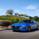 Un compacto que sorprende por su espacio interior
El Nissan Sentra de 2025 es uno de los compactos más espaciosos de su categoría, ofreciendo 44 pulgadas de espacio para las piernas en los asientos delanteros. Aunque el espacio para la cabeza se mantiene en 38.9 pulgadas, esta cifra es suficiente para personas de estatura media y alta. Sin embargo, si deseas aprovechar al máximo el espacio para la cabeza, es recomendable evitar el techo solar, que resta 1.4 pulgadas de altura en el interior. El sentido práctico de este modelo lo hace ideal para aquellos que buscan un coche accesible, cómodo y con un rendimiento eficiente sin renunciar a la comodidad.