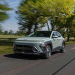 Futurista y con gran potencia
El Hyundai Kona, con un precio base de $26,000, es uno de los SUV más destacados del segmento subcompacto gracias a su diseño futurista y opciones de motorización potentes. La versión más cara, con el motor turboalimentado, ofrece un rendimiento impresionante, especialmente en las versiones N-Line y Limited, que también tienen la opción de tracción total. A pesar de que el Kona N, anteriormente muy popular, ya no está disponible, este SUV sigue siendo una de las mejores opciones para quienes buscan una combinación de estilo, tecnología y potencia. Su aspecto moderno y el enfoque en el conductor hacen de él una de las opciones más deseables.