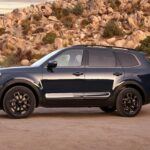 El Kia Telluride 2025 es un SUV de tres filas de asientos que destaca por su amplitud, confort y facilidad de acceso, convirtiéndolo en una opción excelente para los jubilados que valoran el espacio y la comodidad. Con un motor V6 de 3.8 litros y 291 caballos de fuerza, el Telluride ofrece un rendimiento impresionante sin comprometer el confort. Además, su interior espacioso y bien diseñado, combinado con la posibilidad de tracción total, lo convierte en una opción segura y confiable para los conductores que buscan un SUV familiar y accesible. Este modelo ofrece una excelente relación calidad-precio, brindando una experiencia de conducción de alta gama sin el alto precio de los vehículos de lujo.