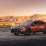 Un SUV que destaca por su versatilidad off-road
Con un precio base de $27,230, el Subaru Crosstrek es un verdadero favorito en el segmento de los SUV subcompactos, especialmente para quienes buscan un vehículo que también sea capaz fuera del asfalto. Su mayor distancia al suelo y sus capacidades de tracción total lo convierten en una opción perfecta para aquellos que disfrutan de las actividades al aire libre. Además, el Crosstrek sigue siendo una opción de alta calidad gracias a sus nuevas versiones, como el Wilderness, que mejoran sus capacidades todoterreno. Para 2026, se espera la llegada de una versión híbrida, que promete una mejor eficiencia de combustible y más potencia.