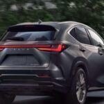 El Lexus NX Hybrid es una opción más espaciosa para aquellos que aprecian la refinación de Lexus pero necesitan más espacio. Con una eficiencia de 38 MPG en general, alcanzando 37 MPG en ciudad y 39 MPG en carretera, este modelo es una excelente opción para quienes buscan un SUV híbrido con más comodidad y capacidad. A pesar de ser más grande y pesado que el UX, el NX Hybrid ofrece una experiencia de conducción igualmente suave, además de tener un espacio interior mucho más amplio y cómodo para los pasajeros. Su precio parte de 46,700 dólares, y es considerado el modelo híbrido superior del NX por su suavidad y eficiencia.