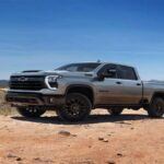 La Chevrolet Silverado 1500 2025 equipada con motor 6.2L V8 ha experimentado problemas similares a los de otros vehículos GM, siendo uno de los peores modelos de 2025 debido a los fallos mecánicos que afectan a estos motores. Con más de 600,000 unidades afectadas por defectos en los mismos componentes de motor, la Silverado 1500 se ha ganado una reputación negativa este año.

Los problemas con las bielas y el cigüeñal han provocado fallos completos del motor, a menudo sin advertencia, dejando a los propietarios sin sus vehículos durante largos períodos. Además, la espera para reemplazar el motor ha sido larga debido a la falta de repuestos, lo que ha hecho que los compradores se frustren con la experiencia.