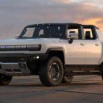 GM no se queda atrás en la carrera por la electrificación de los camiones. La introducción del Silverado EV y el Hummer EV ha dado un golpe de efecto en el mercado, desafiando la percepción de que los camiones eléctricos no pueden ofrecer la potencia y capacidad que exigen los conductores de vehículos pesados. Aunque los camiones eléctricos todavía enfrentan cierta resistencia entre los conductores tradicionales, los modelos de GM han demostrado ser competentes como vehículos de uso diario, lo que augura una mayor aceptación a medida que se desarrolle la infraestructura de carga y autonomía.