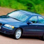 Ford compró Volvo en 1999 con la intención de fortalecer su presencia en el mercado europeo y aprovechar la reputación de la marca sueca en términos de seguridad e innovación. Durante la década de 2000, Volvo bajo la propiedad de Ford introdujo modelos como el S60 y el XC90, destacando en la tecnología de seguridad. No obstante, en 2010 Ford vendió Volvo a Geely, un conglomerado chino, que sigue siendo dueño de la marca. La asociación permitió a Ford incorporar avances en seguridad, pero la marca sueca no logró competir con los gigantes alemanes de lujo.