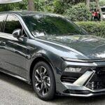 El Hyundai Sonata Híbrido 2025 se presenta como una opción destacada para quienes buscan un sedán elegante, con un consumo excepcional en carretera. Se estima que el modelo alcanzará un rendimiento de 54 mpg en carretera, posicionándose entre los más eficientes de su categoría. Su diseño aerodinámico y su conducción suave hacen de este modelo una opción ideal para aquellos que realizan trayectos largos con frecuencia.

El Sonata Híbrido no solo es eficiente, sino que también ofrece una experiencia premium en su interior, con un display digital de gran tamaño, sistema de audio Bose opcional y materiales de alta calidad. Todo esto, combinado con tecnologías avanzadas de seguridad y asistencia al conductor, hacen de este híbrido una opción sobresaliente.