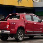 La Chevrolet Colorado ha ganado muchos seguidores gracias a su versatilidad. La segunda generación, que abarca de 2015 a 2022, es una opción asequible para quienes buscan un vehículo que ofrezca rendimiento decente y una gran variedad de configuraciones de motorización. Si bien los modelos diésel pueden ser una opción atractiva debido a su eficiencia de combustible, es importante tener en cuenta que los costos de mantenimiento pueden ser más altos en estos modelos. Aun así, la Colorado sigue siendo una opción fuerte en el mercado de camionetas usadas.