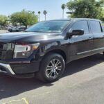 El Nissan Titan tiene un motor V8 que entrega hasta 400 caballos de fuerza, lo que lo convierte en una camioneta potente y eficiente. Aunque su rendimiento es impresionante, la depreciación en este modelo es significativa. Después de cinco años de uso, pierde el 42% de su valor, lo que reduce considerablemente su atractivo como inversión a largo plazo. A pesar de ser un vehículo formidable, su valor de reventa no es tan alto como muchos esperarían.