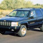 El Jeep Grand Cherokee ZJ fue un éxito rotundo en los años 90, destacando por su plataforma monocasco y la suspensión trasera de cuatro brazos. Este SUV de gama alta permitió a Jeep ofrecer un vehículo de lujo para los amantes del 4x4, lo que lo hizo muy popular en su época. La versión Limited de 1998, con el motor V8 Magnum de 5.9L, es la más deseable debido a su mayor potencia y características de lujo. Con un valor promedio de 15.725 dólares, el Grand Cherokee ZJ ha visto un aumento del 15% en su valor, lo que lo posiciona como una opción de inversión creciente.