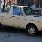 El Volkswagen Rabbit Pickup fue una camioneta que rompió con los esquemas tradicionales de las pickups. Basada en el compacto Rabbit, ofrecía una caja de carga funcional y una conducción parecida a la de un coche gracias a su tracción delantera. A pesar de no ser una camioneta de gran capacidad de carga, el Rabbit Pickup destacó por su extraordinaria economía de combustible, con versiones diesel que superaban los 40 mpg, algo impresionante para la época y que sigue siendo relevante hoy en día. Con su diseño peculiar, atrajo a una pequeña pero leal base de seguidores, y ahora los modelos restaurados se ven en encuentros de autos clásicos.