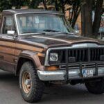 El CJ-8 Scrambler fue un modelo que combinó la versatilidad de una camioneta con la capacidad todoterreno de un Jeep clásico. Este modelo de 1981-1985 ganó popularidad entre los conductores que necesitaban un vehículo con una cama pequeña y un rendimiento off-road excepcional, pero que también fuera práctico para el día a día. El Scrambler fue muy apreciado por su capacidad para realizar viajes largos sin sacrificar el rendimiento en terrenos difíciles. Aunque su producción fue limitada, sigue siendo un clásico que hoy en día se cotiza entre los entusiastas de los vehículos todoterreno.