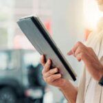 Protege tu dinero revisando el historial completo del coche
Antes de firmar cualquier contrato, exige que te proporcionen un informe completo sobre el coche. Servicios como Carfax o AutoCheck pueden revelar todo lo que necesitas saber sobre accidentes anteriores, el historial de mantenimiento, el número de propietarios y posibles problemas legales, como títulos de coches salvados o daños por inundación. Esta pequeña inversión (generalmente entre 25 y 40 dólares) te puede ahorrar miles en reparaciones futuras y ayudarte a evitar problemas con el coche en el futuro.