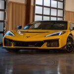 La evolución del deportivo estadounidense por excelencia

La Chevrolet Corvette de 2025 continúa con la leyenda de este coche icónico. Se espera que este modelo cuente con variantes híbridas o incluso totalmente eléctricas, marcando un hito en la historia del Corvette, tradicionalmente conocido por su motorización de combustión. Con su diseño de motor central, el Corvette 2025 promete una agilidad excepcional y una aceleración impresionante. Su diseño, basado en materiales ligeros y aerodinámica avanzada, optimiza tanto el rendimiento como la comodidad. Esta nueva versión mantendrá su esencia de deportivo de alto rendimiento y ofrecerá una experiencia de conducción única con la más moderna tecnología en su interior.