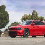 Precio promedio: $14,789
El Dodge Charger 2015 es la opción perfecta para quienes buscan un auto con estilo y rendimiento. Con un motor V6 de 3.6 litros que entrega 292 caballos de fuerza en su versión base, y una opción V8 supercargada de 6.2 litros en el modelo SRT Hellcat con 707 caballos de fuerza, el Charger es uno de los sedanes más potentes de su clase. Si te gusta la potencia y la sensación de conducción deportiva, el Charger es una opción asequible por menos de $15,000 que no te defraudará.