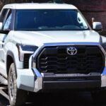 La Toyota Tundra 2021 es una de las camionetas más confiables del mercado, famosa por su durabilidad y capacidad de remolque. Su motor V8 de 5.7 litros ofrece una potencia sobresaliente para realizar tareas pesadas, como remolcar grandes cargas o transportar materiales de trabajo. A pesar de su tamaño, el interior de la Tundra es espacioso y cómodo, ofreciendo mucho espacio para la familia. Además, las características de seguridad, como Toyota Safety Sense, mejoran la protección de todos los ocupantes. Si buscas una camioneta que cumpla con las necesidades tanto laborales como familiares, la Tundra es una excelente opción, especialmente para aquellos que buscan una marca con una reputación de fiabilidad.