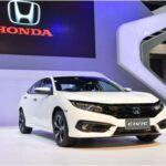 El Honda Civic se ha ganado su lugar como uno de los coches más populares por su versatilidad y fiabilidad. Desde su lanzamiento en los años 70, el Civic destacó por su eficiencia de combustible, convirtiéndose en una opción muy popular durante las crisis energéticas. Su tamaño compacto, facilidad de manejo y precios accesibles lo hicieron ideal para conductores de todo tipo. Con el tiempo, el Civic se diversificó, ofreciendo desde versiones básicas hasta modelos deportivos como el Si y Type R. Gracias a su durabilidad, no es raro ver Civics con más de 300,000 kilómetros en el odómetro, lo que refuerza su fama de coche confiable.
