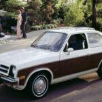 El Chevrolet Chevette fue un claro ejemplo de lo que pasa cuando intentas construir un coche barato sin tomar en cuenta la calidad. Lento, ruidoso y construido con materiales que hacían que se sintiera más como un juguete que como un coche real, el Chevette fue una mala respuesta a la amenaza de los coches japoneses. La precisión de su construcción era tan pobre que los conductores no solo pagaban por un mal vehículo, sino por la vergüenza de poseerlo. Un coche que fue un completo desastre para GM.