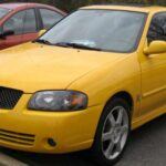 El Nissan Sentra SE-R Spec V puede no ser lo primero que pienses cuando se trata de coches deportivos, pero este modelo de principios de los 2000 es un verdadero diamante en bruto. Con un motor de 2.5 litros y 175 caballos de fuerza, suspensión deportiva y una caja manual de 6 velocidades, el SE-R Spec V ofrece una experiencia de conducción ágil y divertida.
Lo mejor de este coche es su asequibilidad. A menudo, los ejemplares bien conservados se pueden encontrar por menos de 6,000 dólares, lo que lo convierte en una excelente opción para quienes buscan un coche compacto deportivo sin gastar una fortuna.