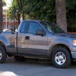 La Ford F-150 es una de las camionetas más populares de América, y no es difícil ver por qué. Con modelos de 2004 a 2008 que han demostrado ser capaces de superar las 300,000 millas, la F-150 es famosa por su resistencia y capacidad para manejar trabajos pesados y condiciones de manejo exigentes.

El motor potente y la construcción sólida de la F-150 la convierten en una opción ideal tanto para el trabajo como para viajes largos. A pesar de ser una camioneta de trabajo, también ofrece comodidad y una gama de características modernas, lo que la convierte en una excelente opción para quienes buscan un vehículo duradero y versátil. Su popularidad garantiza que las piezas de repuesto y los servicios de reparación sean fácilmente accesibles y relativamente asequibles.