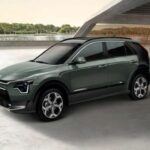 Autonomía máxima por carga: 318 millas
El Hyundai Ioniq 5 es uno de los SUV eléctricos más innovadores de 2025, destacándose por su arquitectura de 800 voltios que permite una carga ultra rápida y eficiente. Con una autonomía de hasta 318 millas, se coloca como una opción muy competitiva en el mercado.

Este SUV es ideal para aquellos que buscan una experiencia de conducción cómoda y futurista, además de un interior espacioso y lleno de tecnología. Con un precio inicial de $44,075, el Ioniq 5 es una opción recomendada para quienes desean un vehículo eléctrico con una autonomía considerable y capacidades de carga rápidas, aunque algunos usuarios encuentran que su sistema de software está algo por detrás de la competencia, como Tesla.