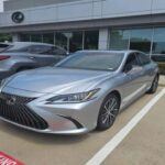 Para aquellos jubilados que buscan un toque de lujo sin comprometer la eficiencia, el Lexus ES 300h es una excelente opción. Este sedán híbrido ofrece un viaje extremadamente silencioso y una eficiencia de combustible impresionante, con una autonomía combinada de hasta 44 millas por galón. Con un interior refinado y una gran cantidad de características de seguridad, el ES 300h proporciona una experiencia de conducción tranquila y de lujo, ideal para viajes largos por carretera. Además, su tecnología avanzada en asistencia al conductor, como el sistema de mantenimiento de carril y el control de crucero adaptativo, añade una capa extra de comodidad en los viajes.