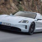 Si lo que buscas es un coche eléctrico de alto rendimiento, el Porsche Taycan es la opción definitiva. Con un diseño exclusivo y una potencia impresionante, el Taycan no solo ofrece un rendimiento increíble, sino también una autonomía decente. Los modelos como el Taycan Turbo S pueden alcanzar los 0-100 km/h en solo 2.2 segundos gracias a su impresionante potencia de 1020 caballos de fuerza. Aunque su autonomía no es tan alta como la de algunos competidores (alrededor de 400 km dependiendo de la versión), su experiencia de conducción y lujo lo convierten en uno de los coches eléctricos más deseados del mercado.

Puntos destacados:

Rendimiento excepcional con 1020 hp

Aceleración de 0-100 km/h en 2.2 segundos

Diseño exclusivo y lujo

Gran opción para los entusiastas de los coches deportivos eléctricos