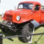 El Dodge Power Wagon nació como una adaptación militar durante la Segunda Guerra Mundial, y su resistencia fue clave en la reconstrucción del mundo postguerra. Fue una de las primeras camionetas en ofrecer tracción en las cuatro ruedas de fábrica, lo que la hizo indispensable para industrias como la forestal, minera y agrícola remota. Equipado con motores de baja compresión y un chasis robusto, el Power Wagon demostró que una camioneta no solo podía ser poderosa, sino también extremadamente funcional. A pesar de su diseño simple comparado con las camionetas actuales, su capacidad para enfrentar los terrenos más difíciles la convirtió en una pieza imprescindible de las industrias más exigentes.