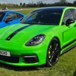 El Porsche Panamera es ideal para aquellos que desean una mezcla de alto rendimiento y lujo. Este sedán combina la dinámica deportiva por la que Porsche es conocida con el confort y la sofisticación de un coche de lujo. Disponible en diversas versiones, incluyendo híbridas, el Panamera ofrece una experiencia de conducción inigualable. Su interior, hecho de materiales de alta calidad, cuenta con tecnología de última generación, ofreciendo tanto a conductores como pasajeros una experiencia de primera clase. Si eres un jubilado que disfruta de un manejo emocionante sin sacrificar el lujo, el Porsche Panamera es una opción excelente.