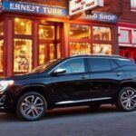 El GMC Terrain 2023 ha mejorado con un refresco en su diseño exterior, que ahora luce más moderno y atractivo. Su interior es cómodo y la conducción es suave, lo que lo hace adecuado para viajes largos. Sin embargo, presenta algunos inconvenientes: la visibilidad trasera es limitada debido al diseño de las ventanas, y el precio no justifica las mejoras respecto a su gemelo mecánico, el Chevrolet Equinox. A pesar de su apariencia y comodidad, la falta de grandes diferencias en cuanto a características y el precio más elevado pueden hacer que el Terrain no sea la mejor opción en el mercado de SUVs compactos.