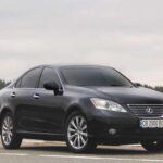 Valor de mercado: $22,598
Si lo que buscas es lujo con comodidad y fiabilidad, el Lexus ES 350 2018 es una excelente opción. Este modelo se destaca por su alta calidad de construcción, gran fiabilidad y una experiencia de manejo cómoda y relajante, ideal para quienes buscan un automóvil cómodo para viajes largos. Con una calificación de calidad de 90 sobre 100 por parte de J.D. Power, el ES 350 2018 ha sido altamente valorado en términos de fiabilidad. Su costo anual de mantenimiento también es bajo, rondando los $468, mucho menos que el promedio de otros autos de lujo en su categoría.