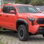 La Toyota Tacoma es sinónimo de durabilidad y fiabilidad. Esta camioneta todoterreno destaca por su robustez, especialmente en condiciones extremas. Su tamaño compacto no le resta potencia ni resistencia, lo que la convierte en una de las camionetas más confiables del mercado. Además, es conocida por su excepcional valor a largo plazo, lo que la hace una de las preferidas entre aquellos que buscan una camioneta que pueda resistir el paso del tiempo y las adversidades del terreno.
