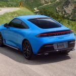 El icónico Honda Prelude regresa en 2026, pero esta vez como un coupé híbrido con un motor de 200 caballos de fuerza. Aunque no es el más rápido en términos de aceleración, este modelo destaca por su bajo consumo de combustible (más de 40 mpg) y su manejo deportivo gracias a una suspensión refinada. Honda promete un coche ágil y divertido de conducir, especialmente en carreteras sinuosas. Aunque solo estará disponible en una versión totalmente equipada, este retorno a las raíces del Prelude es una excelente opción para quienes buscan un coche deportivo de bajo consumo y una conducción agradable.