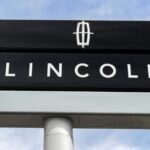 Lincoln, la división de lujo de Ford, sigue siendo un referente en comodidad y diseño elegante. Modelos como el Lincoln Navigator y el Corsair ofrecen interiores lujosos, asientos de cuero y una conducción extremadamente suave. Aunque las calificaciones de fiabilidad no son tan altas como las de otras marcas, Lincoln sigue siendo la elección preferida de aquellos que buscan una experiencia premium sin los altos costos asociados con otras marcas de lujo. En 2024, Lincoln vendió 104,823 vehículos en EE. UU., y sigue siendo un competidor fuerte en el mercado de SUVs de lujo, especialmente por su combinación de tecnología avanzada y comodidad excepcional.