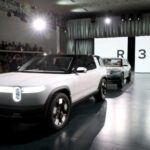 Rivian, el fabricante de vehículos eléctricos que ha llamado la atención con sus modelos R1T (pickup) y R1S (SUV), es aún un jugador relativamente nuevo en el mercado, y esto se refleja en su confiabilidad. Consumer Reports le otorgó una baja puntuación de confiabilidad de 24 sobre 100, lo que indica que los vehículos Rivian tienen un mayor riesgo de problemas dentro de los primeros años de propiedad. Aunque los vehículos de Rivian ofrecen un impresionante rendimiento, con su motor cuádruple que genera más de 800 caballos de fuerza y una autonomía superior a los 300 millas, la marca todavía enfrenta dificultades típicas de los fabricantes nuevos, como problemas con componentes no probados y procesos de producción inestables. Sin embargo, Rivian sigue siendo una opción atractiva para aquellos que buscan vehículos eléctricos con una gran capacidad off-road.