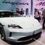 Porsche, conocida por sus deportivos de alto rendimiento como el Porsche 911 y el Porsche Cayenne, ha experimentado mejoras significativas en términos de fiabilidad en los últimos años. Según el estudio de J.D. Power de 2024, Porsche se encuentra ahora en el segundo lugar entre las marcas premium, lo que representa una mejora considerable respecto a años anteriores.

Aunque Porsche ha logrado avances notables en fiabilidad, algunos modelos aún enfrentan problemas relacionados con la electrónica y la suspensión, especialmente en versiones más antiguas del Porsche Boxster o el Porsche Panamera. Los problemas mecánicos en vehículos de alta gama como estos pueden ser costosos de reparar, lo que puede poner en duda la viabilidad de Porsche para aquellos que buscan un rendimiento sin comprometer la fiabilidad.