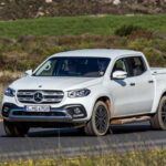 El Mercedes-Benz X-Class se presentó como un intento de la marca alemana por ofrecer un pickup de lujo. Sin embargo, el X-Class fue un total fracaso tanto en diseño como en desempeño. Aunque su exterior lujoso y elegante podría hacerte pensar que estás ante una obra maestra, el X-Class estaba basado en la plataforma del Nissan Navara, lo que resultó en un vehículo que carecía de la robustez y confiabilidad de una verdadera camioneta de lujo.

El X-Class fue criticado por su rendimiento mediocre y su falta de autenticidad, ya que no cumplió con las expectativas de los compradores de vehículos de lujo. Mercedes-Benz discontinuó el modelo solo tres años después de su lanzamiento, lo que demuestra lo decepcionante que fue en términos de funcionalidad y confiabilidad.