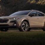 Precio inicial: $28,415
El Subaru Crosstrek 2026 continúa siendo uno de los SUVs más asequibles con tracción total de serie, lo que lo convierte en una excelente opción para aquellos que viven en áreas con clima variable. Con un motor de 180 caballos de fuerza, el Crosstrek ofrece un manejo divertido y capacidad para aventuras al aire libre. Además, el modelo 2026 mejora la eficiencia de combustible y ofrece características de seguridad mejoradas, convirtiéndolo en una opción popular para quienes buscan un SUV compacto y accesible con una gran fiabilidad.