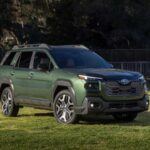 Aunque técnicamente es un wagon, el Subaru Outback ofrece la altura libre al suelo y las características de un SUV. Este modelo ha ganado gran popularidad entre los jubilados debido a su manejo cómodo, la capacidad de un SUV y la fiabilidad característica de Subaru. Es perfecto para los jubilados activos que disfrutan de actividades al aire libre y necesitan un vehículo con capacidad para llevar equipo en el techo o realizar viajes largos. La confiabilidad a largo plazo del Outback está asegurada gracias a su motor bóxer, conocido por su durabilidad. Muchos de estos vehículos se han convertido en vehículos familiares de múltiples generaciones.