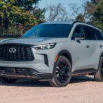 Precio inicial: $51,200

A pesar de ser un SUV de lujo, el Infiniti QX60 no ha logrado cumplir con las expectativas en términos de fiabilidad. Este modelo ha sido señalado por fallos en la transmisión CVT y problemas eléctricos persistentes, lo que se traduce en costosas reparaciones a medida que el coche envejece. Los propietarios en Edmunds han documentado fallas repentinas en la transmisión y problemas eléctricos crónicos, lo que puede resultar en un valor de reventa decaído. A largo plazo, las reparaciones pueden superar fácilmente el valor del vehículo. Si buscas un SUV de lujo con mayor fiabilidad, el Acura MDX y el Lexus RX son opciones más inteligentes y confiables.