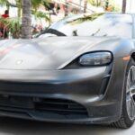 El Porsche Taycan 2023 es uno de los deportivos eléctricos más avanzados, disponible en tres versiones: sedán, crossover familiar y Sport Turismo. Con una autonomía de entre 320 y 396 kilómetros, el Taycan es perfecto para quienes buscan rendimiento sin sacrificar la fiabilidad. Su versión Turbo S ofrece 750 caballos de fuerza y acelera de 0 a 100 km/h en solo 2,4 segundos. Aunque ha tenido diez llamadas a revisión, su fiabilidad sigue siendo destacada con una puntuación de 76/100 en calidad y fiabilidad según JD Power. Con una certificación de vehículos usados (CPO), el Taycan 2023 se puede adquirir a un precio más asequible, manteniendo parte de su garantía original.