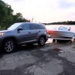 Para aquellos que necesitan un vehículo con capacidad de remolque, los modelos de Toyota, como el Highlander, pueden no ser la mejor opción. Aunque el Highlander en su versión de gasolina puede remolcar hasta 2.268 kg, la versión híbrida se ve limitada a solo 1.588 kg. Por otro lado, modelos como el Corolla o el Camry base producen menos de 250 Nm de par motor, lo que limita la capacidad de remolque y la aceleración al transportar cargas pesadas, lo que puede ser un inconveniente para los que necesitan más potencia.