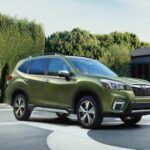 El Subaru Forester 2018, con su tracción integral simétrica de serie, es una opción ideal para quienes buscan fiabilidad en condiciones difíciles. Con una puntuación de fiabilidad de 85 sobre 100, este SUV compacto se destacó por su resistencia y durabilidad. Aunque su motor de 2.5 litros no es el más potente del segmento, su fiabilidad es inigualable. Los propietarios destacaron la calidad de los materiales en su interior, que resistieron bien el paso del tiempo. Además, el diseño sencillo y funcional del Forester hace que el mantenimiento sea más económico y fácil de realizar, lo que lo convierte en una opción perfecta para los conductores que valoran la fiabilidad y la economía de mantenimiento.