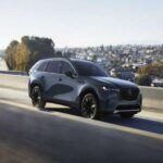 El Mazda CX-90 PHEV recibe una baja puntuación de fiabilidad, con solo 30 sobre 100. Los propietarios informan de una transmisión brusca, con tirones durante la aceleración y dudas a bajas velocidades. Los problemas con el sistema de control de crucero adaptativo, el frenado involuntario, la pérdida de dirección asistida y las fugas eléctricas en el sistema híbrido son también preocupantes. A esto se suman las largas visitas a los concesionarios para reparar fallos en el sistema completo, lo que convierte a este SUV en una opción poco atractiva para aquellos que buscan fiabilidad. El sistema de propulsión también se siente tosco y menos refinado en comparación con sus competidores directos.